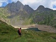 58 Scendiamo al Lago del diavolo con Cima Aga baciata dal sole nel tardo pomeriggio